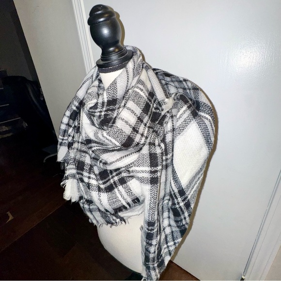 Modcloth Black and White Plaid Blanket Scarf - Picture 3 of 4